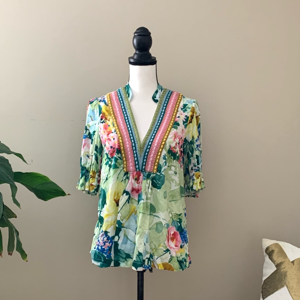 D O N A T E D 
Floral Multicolor Women's Short Sleeve Shirt size XS EUC B62